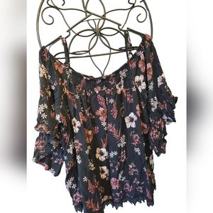 Peekaboo shoulder floral top